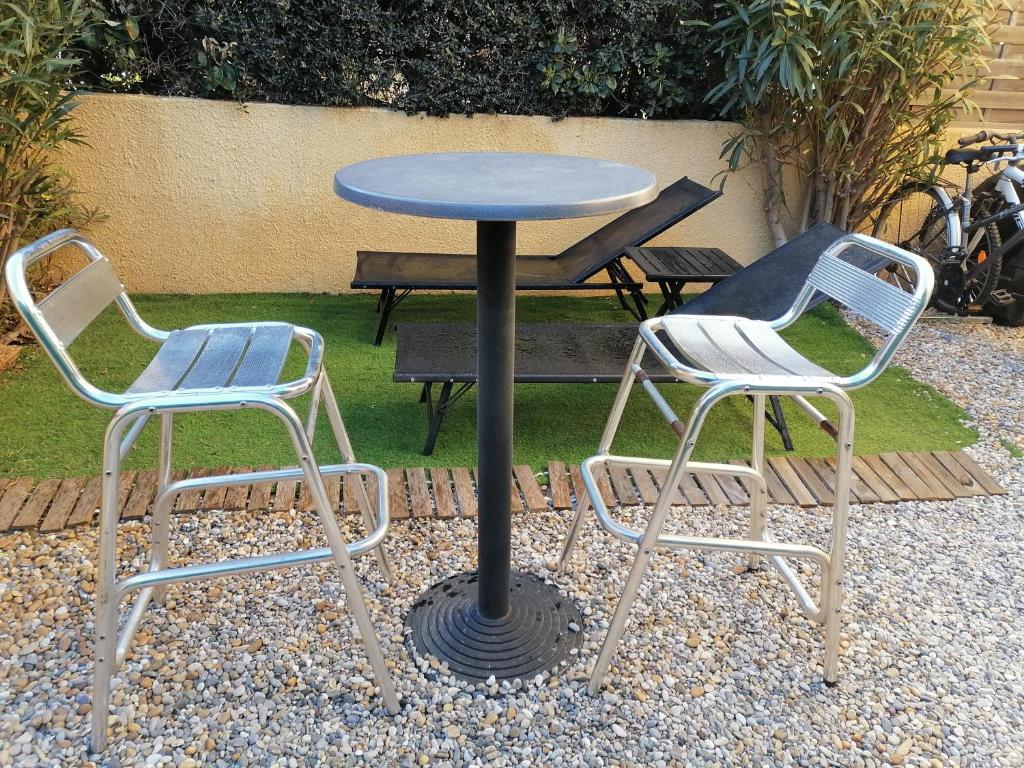 2 chaises et une table avec une table et 2 chaises dans l'établissement Studio cabine valras plage 300m de la mer, à Valras-Plage