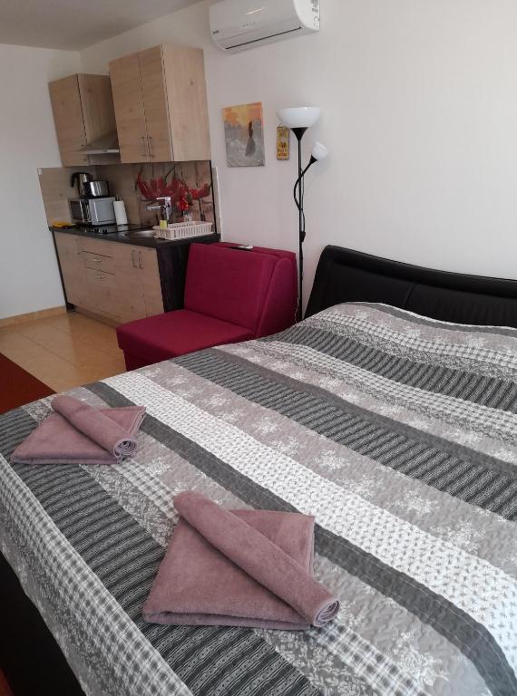 Postel nebo postele na pokoji v ubytování Honey Apartment