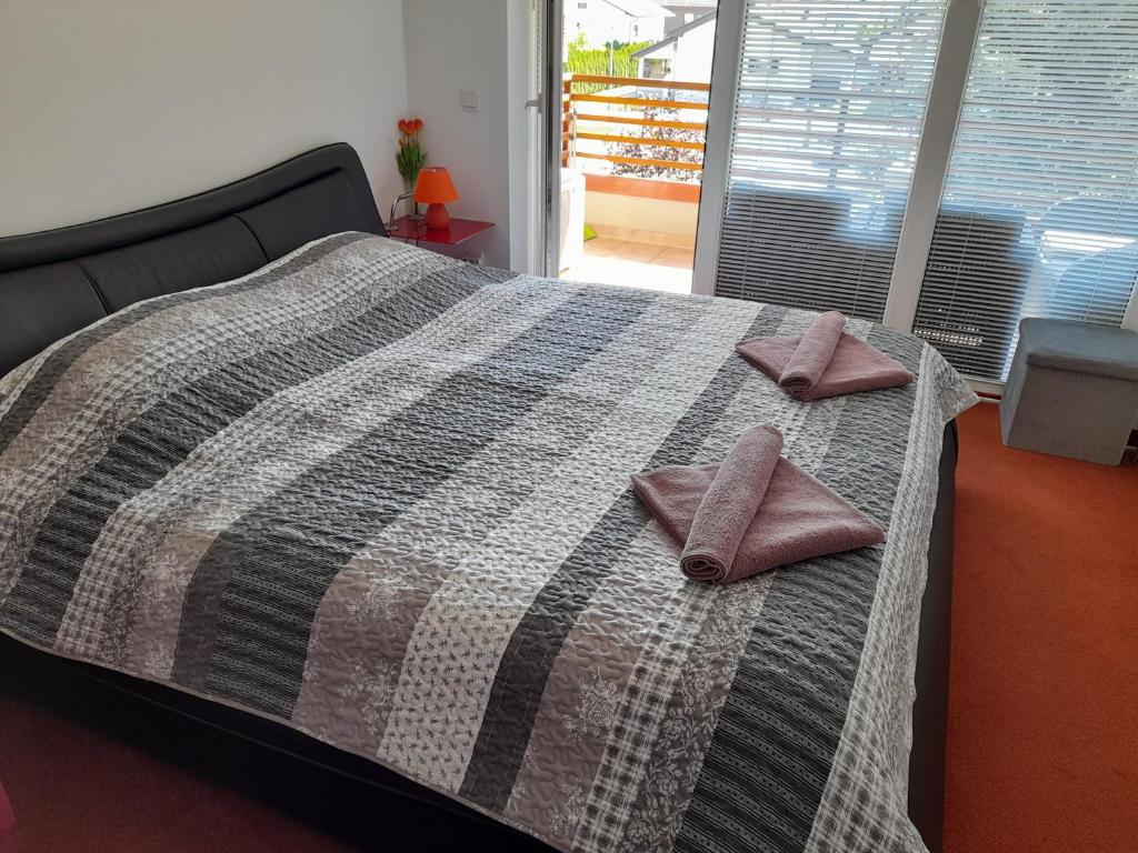 Postel nebo postele na pokoji v ubytování Honey Apartment