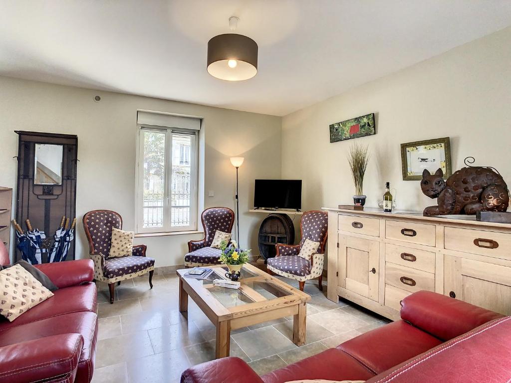 a living room with a couch and a table at Le Chat Qui Veille in Bayeux