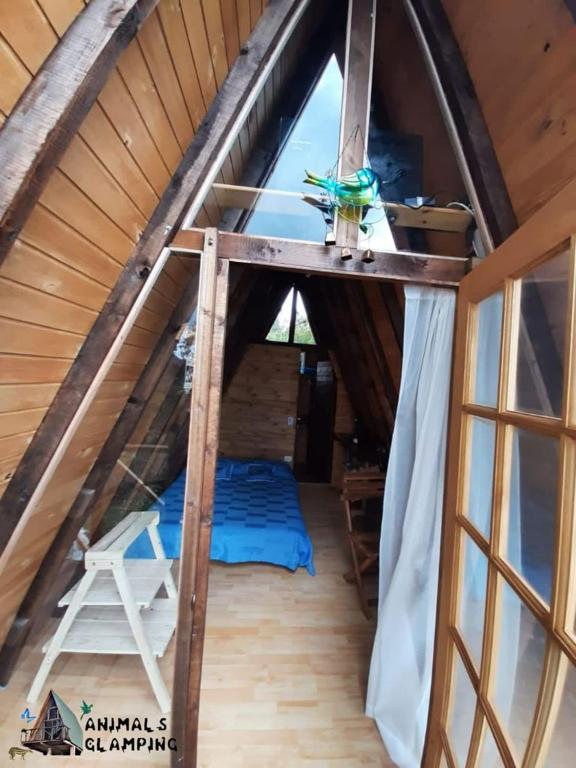 Palanda nebo palandy na pokoji v ubytování Animals Glamping