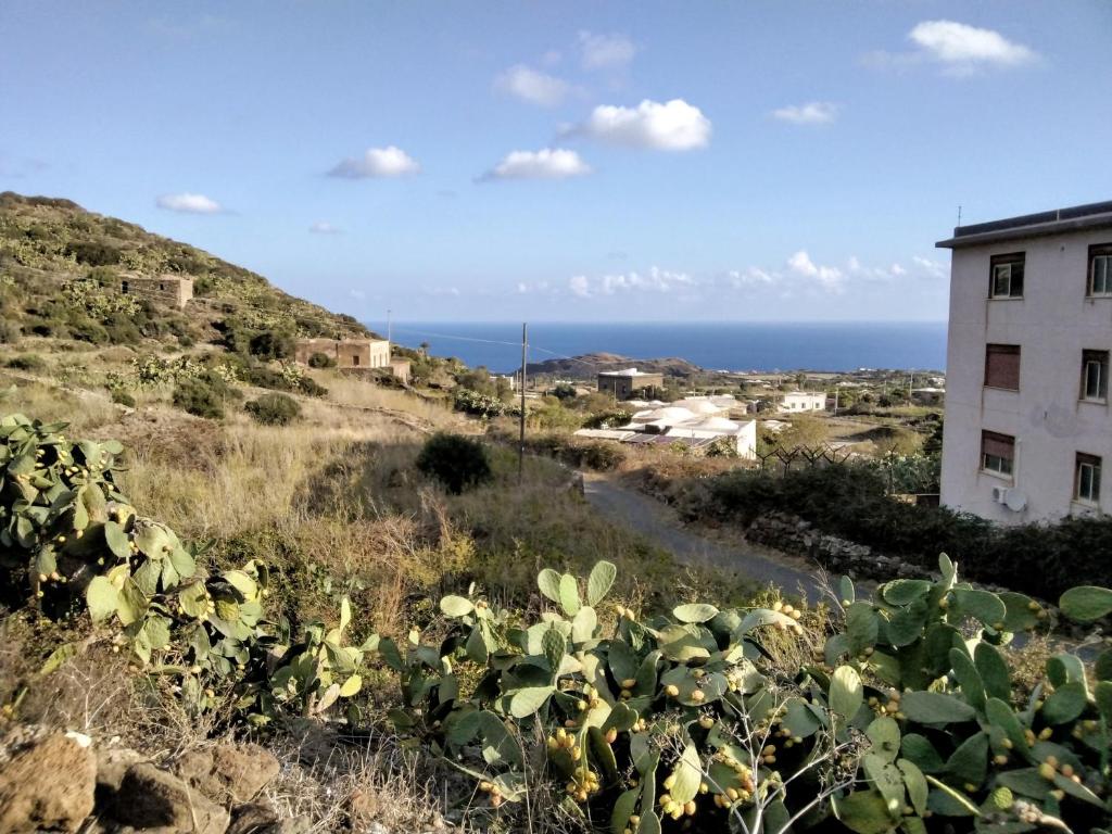 een uitzicht op de oceaan vanuit een huis bij Il nido delle aquile in Pantelleria