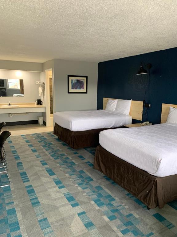 ein Hotelzimmer mit 2 Betten und einem Schreibtisch in der Unterkunft ROYALINN in Elizabethtown