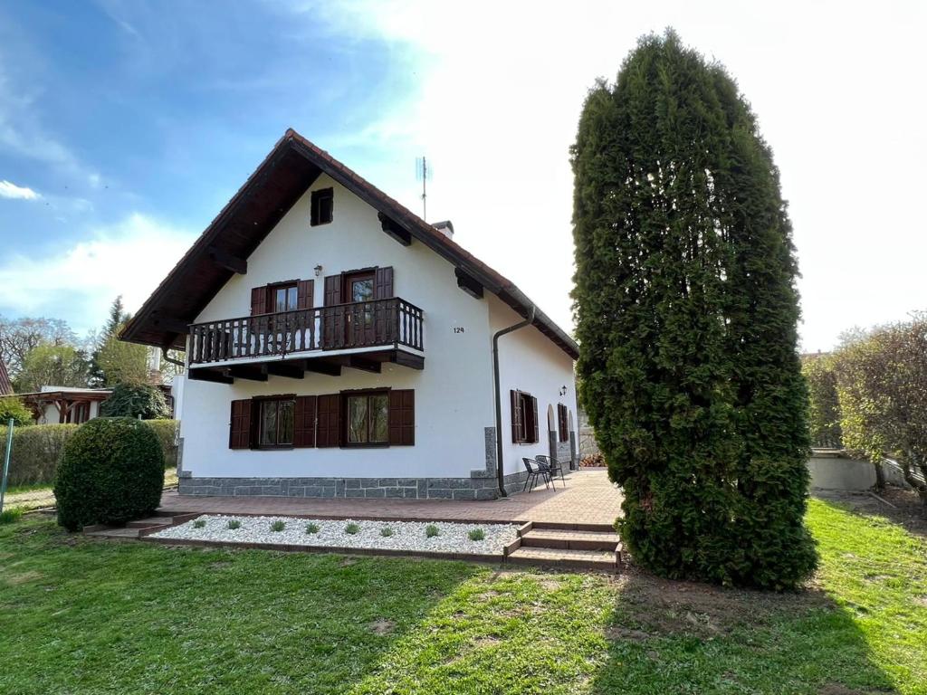 Casa blanca con balcón y árbol en Chalupa U Dvořáků, en Lomnice nad Lužnicí