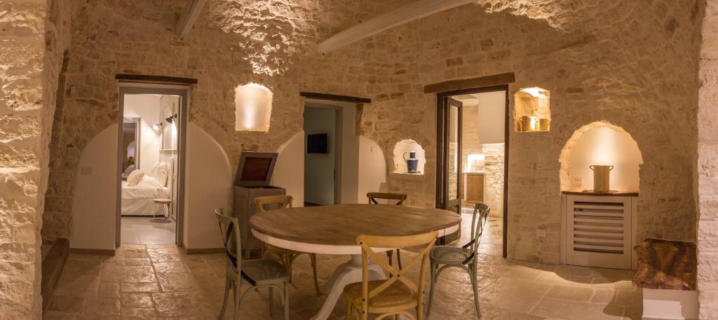 comedor con mesa y sillas en Trullo e Suites Parini 32, en Alberobello