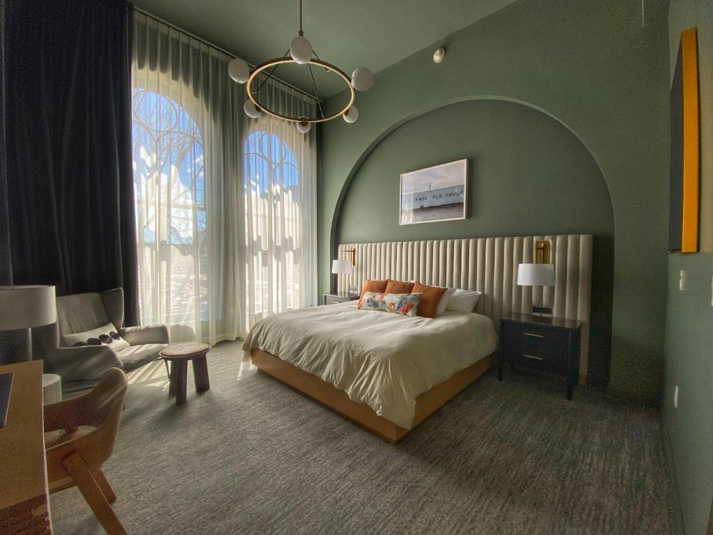 Postel nebo postele na pokoji v ubytování Kinn Guesthouse Downtown