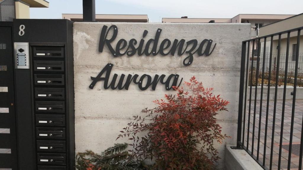 een bord aan de zijkant van een muur bij Apartment Lake Garda in Garda