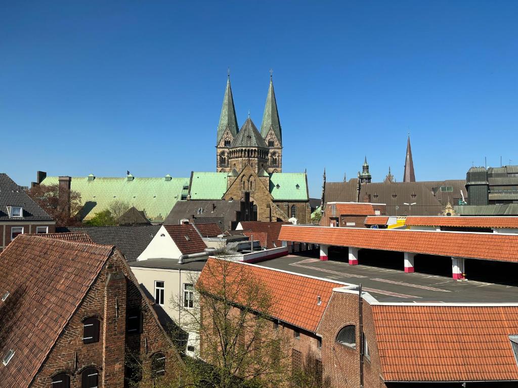 Vistas a una ciudad con una catedral en el fondo en City-Apartment⎪Domblick⎪Marktplatz, en Bremen