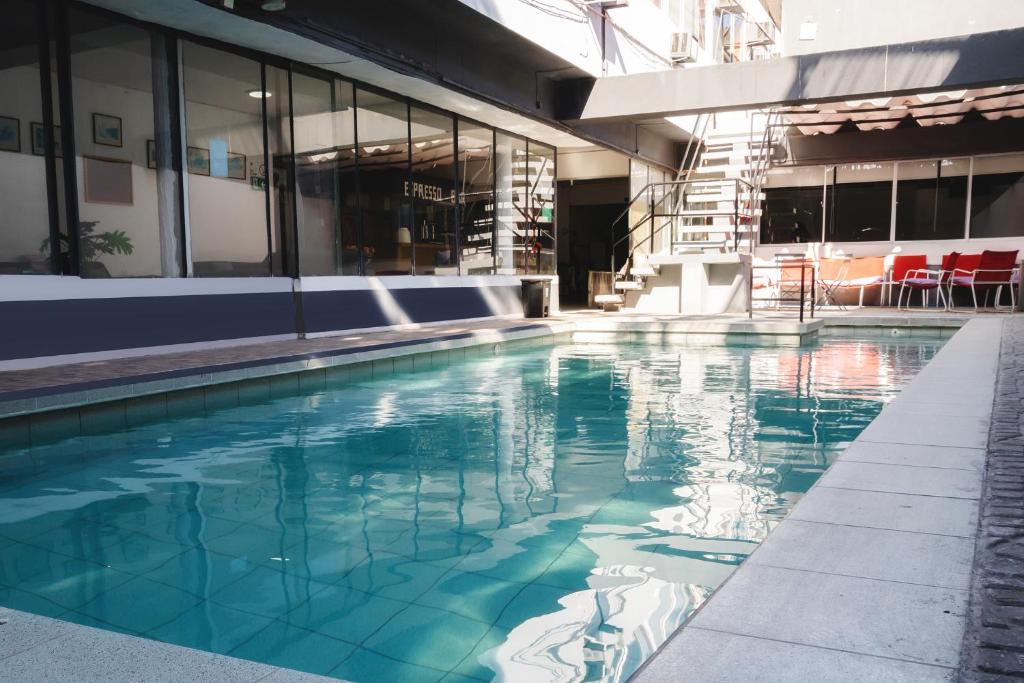 una piscina frente a un edificio en Hotel Concorde, en Arica