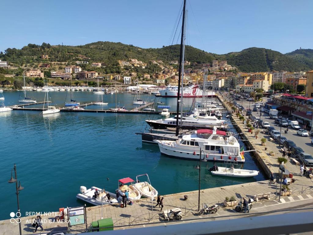 grupa łodzi zacumowanych w porcie w obiekcie Casa della Nonna casevacanzeargentario w mieście Porto Santo Stefano