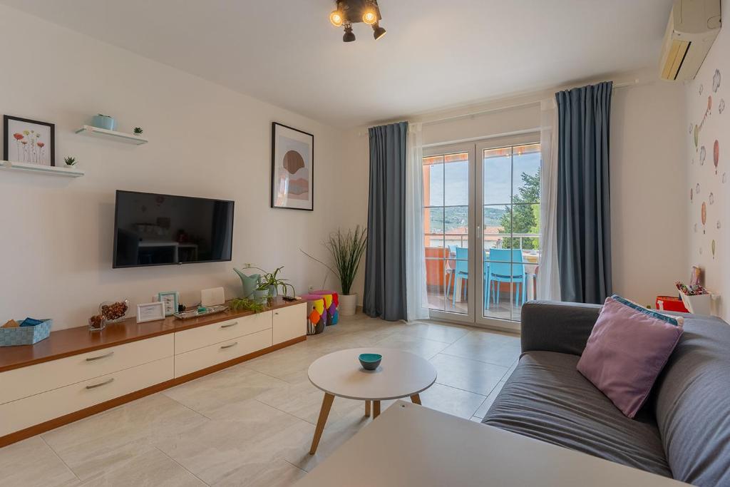 Televízia a/alebo spoločenská miestnosť v ubytovaní Apartmani Utmar Cres