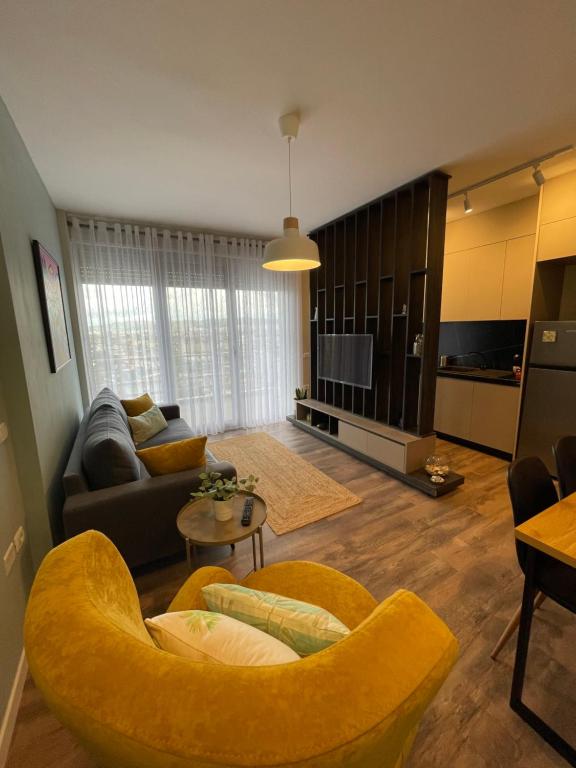 sala de estar con sofá y mesa en B4 Dusk Apartments R, en Vlorë