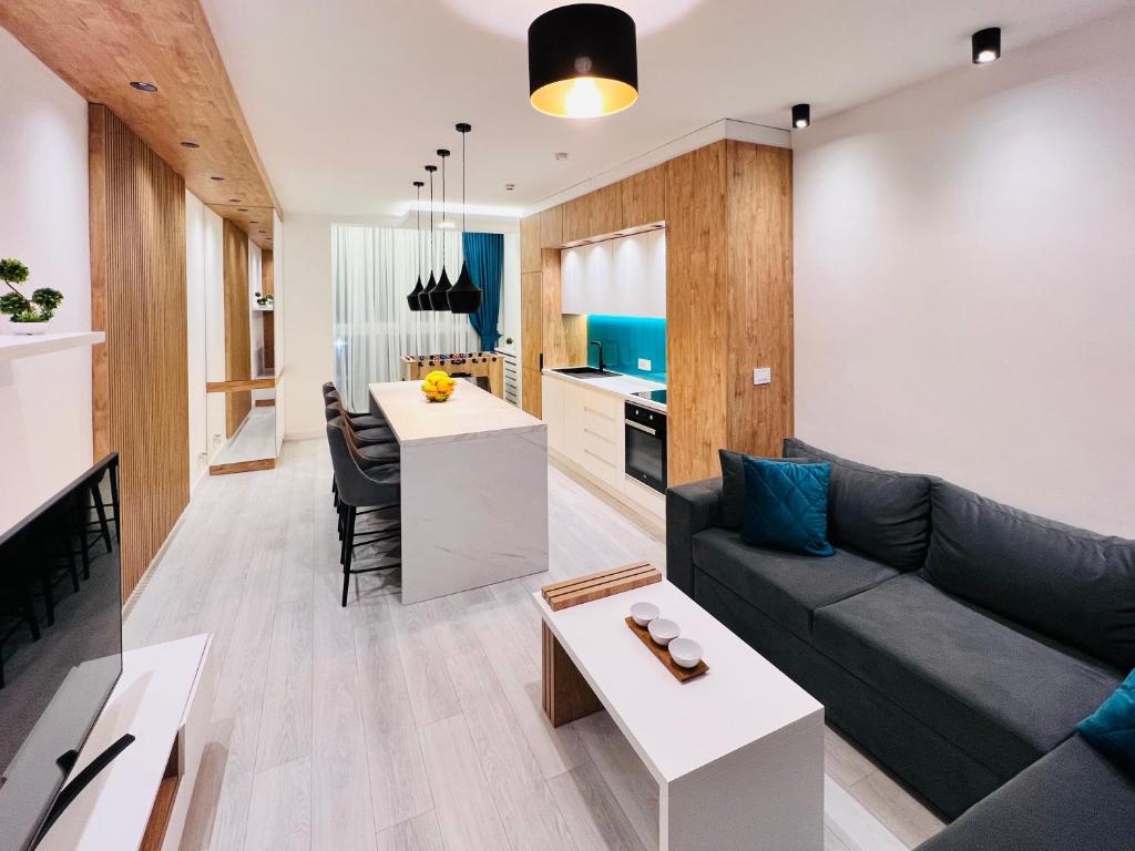 un soggiorno con divano e tavolo di Vivio 2 Luxury Apartment a Belgrado