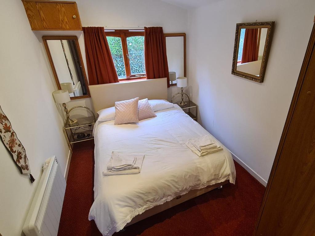 Postel nebo postele na pokoji v ubytování Hawthorn Self Catering Cottages