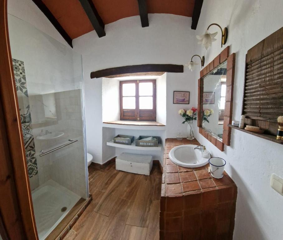 La salle de bains est pourvue d'une douche et d'un lavabo. dans l'établissement Villa Botero, à Constantina