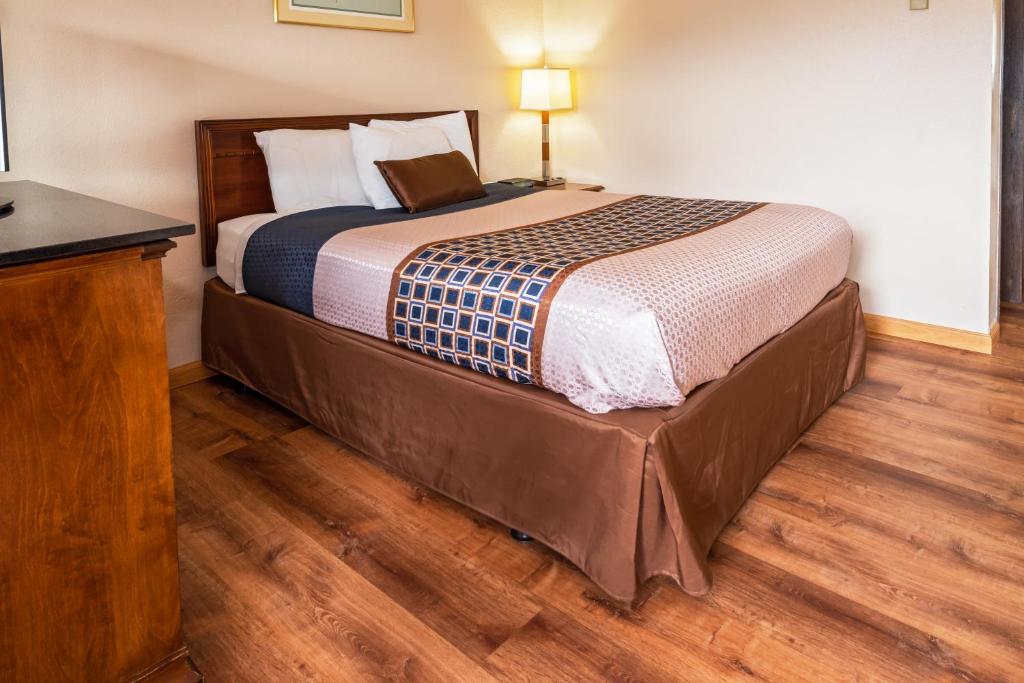 Postel nebo postele na pokoji v ubytování Flagstone Motel