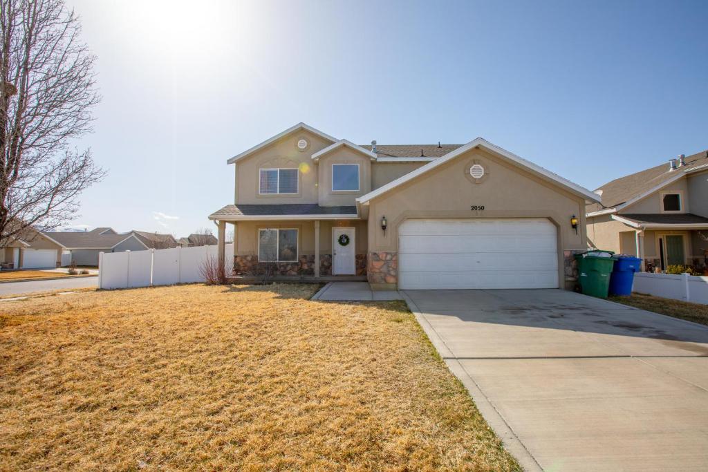 Huge Open-Concept Home with Private Office & Yard - Housity