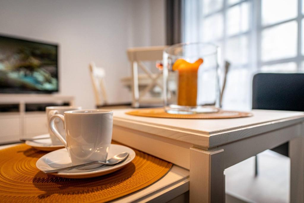 Televízia a/alebo spoločenská miestnosť v ubytovaní Apartamenty Ustronne Liściasta
