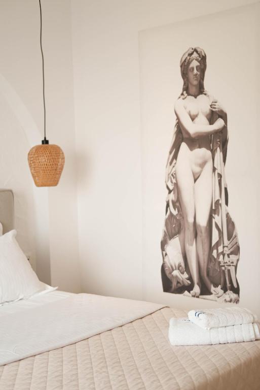 Uma cama ou camas num quarto em Dimitri Hotel