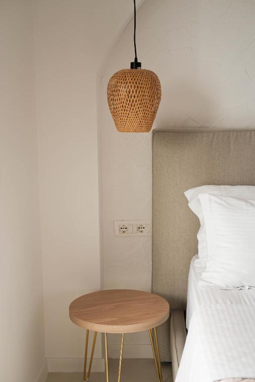 Uma cama ou camas num quarto em Dimitri Hotel