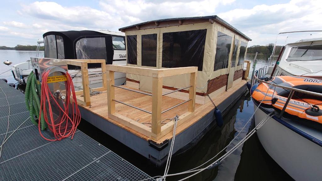 a wooden boat is docked on the water at Wasserlinie in Neuruppin