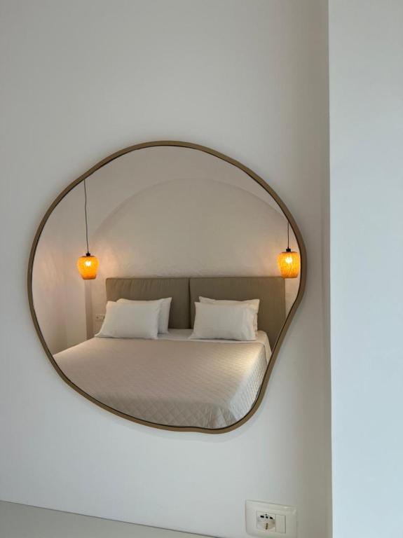 Uma cama ou camas num quarto em Dimitri Hotel