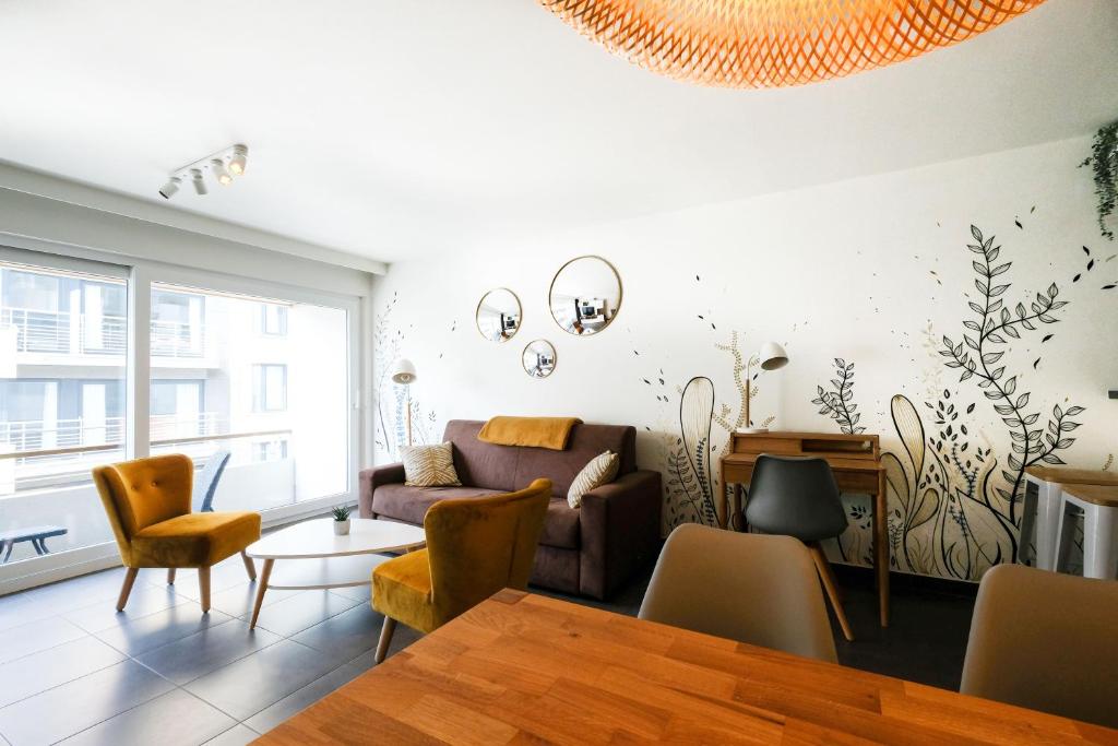 sala de estar con sofá y mesa en Location Commodore Oostende, en Ostende