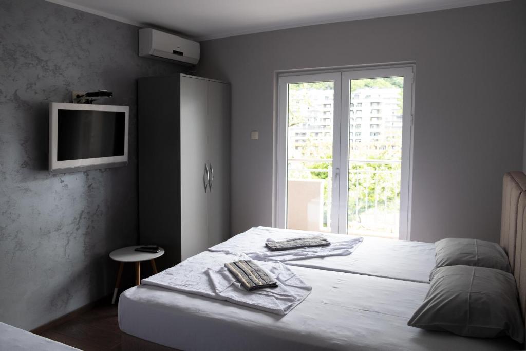 Postel nebo postele na pokoji v ubytování Guest House Mrvaljević