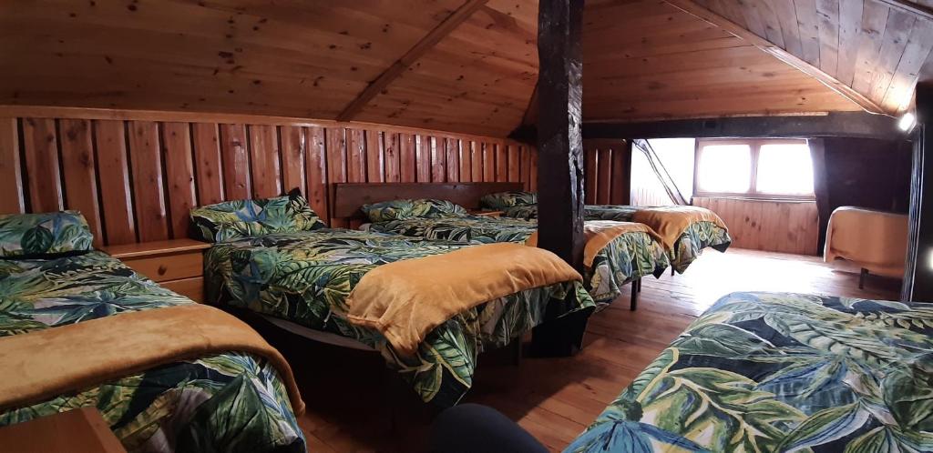 1 dormitorio con 3 camas en una cabaña en Nuestra casa de Luriezo, en Cabezón de Liébana