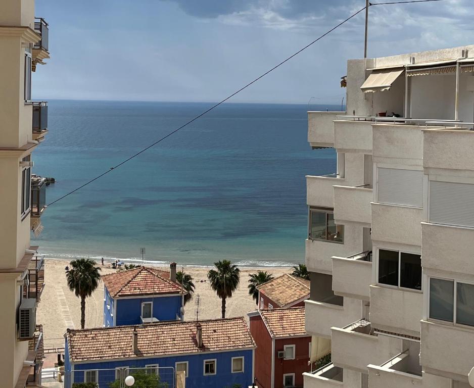 - Vistas a la playa desde un edificio en Requena12 en Villajoyosa