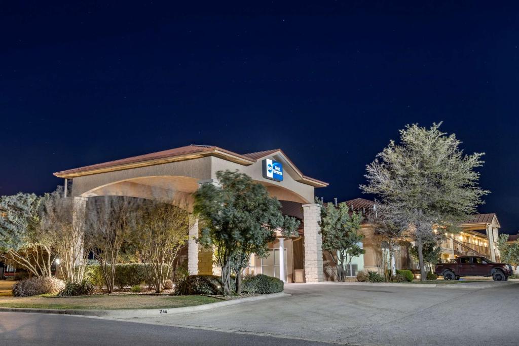 un gran edificio con un letrero de hospital. en Best Western Dos Rios, en Junction