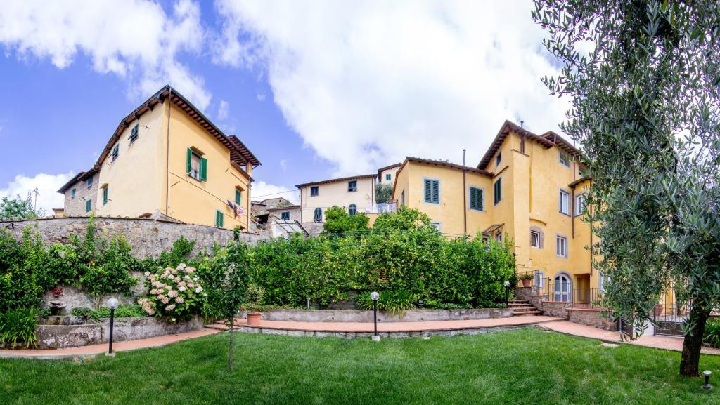 una imagen de un edificio con patio en Holiday Home Il Borgo Degli Agrumi, en Uzzano