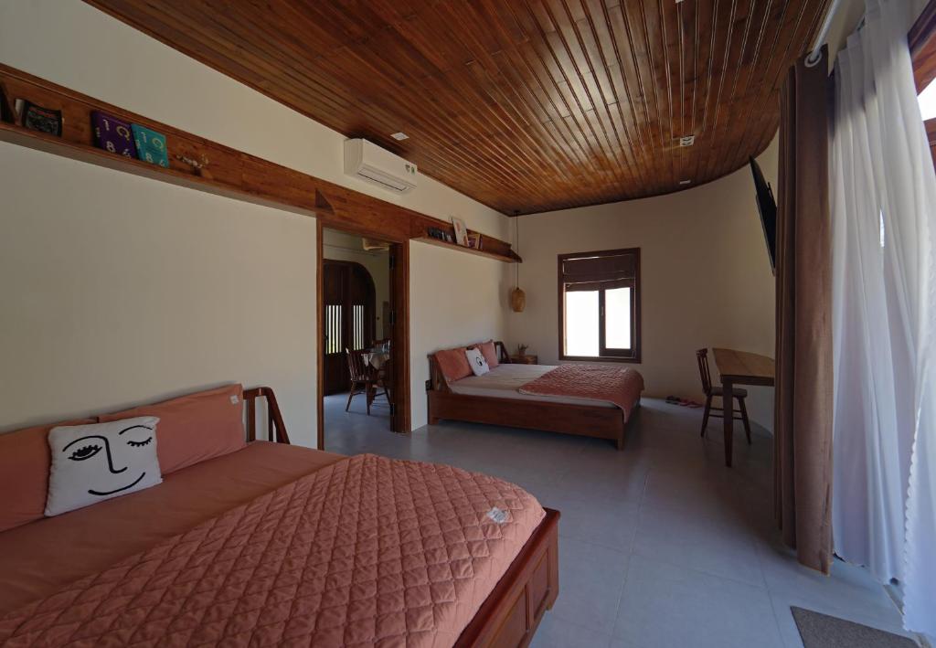 - une chambre avec un lit et un canapé dans l'établissement Nhà mình homestay, à Mỹ Lại (1)