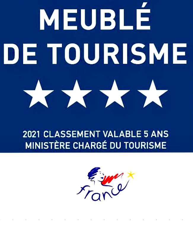 a us drapeau with the words melville de turnrance dans l'établissement L’ Appart du Golf, à Saint-Cyprien