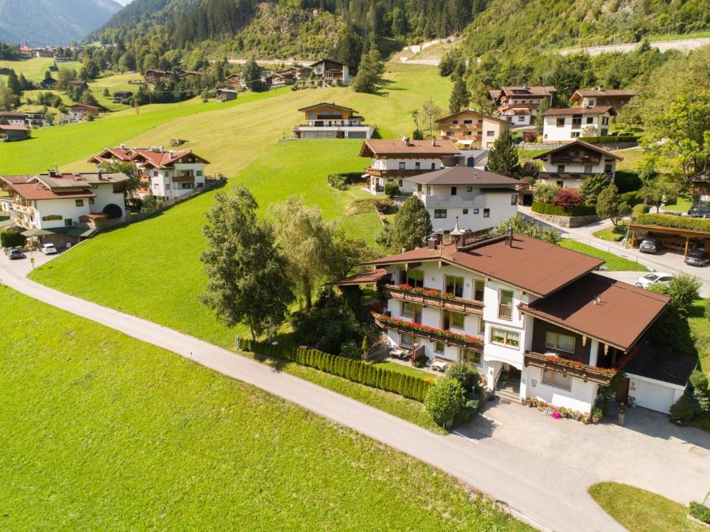 een luchtzicht op een dorp in een groene vallei bij Ferienhaus Oblasser II in Finkenberg