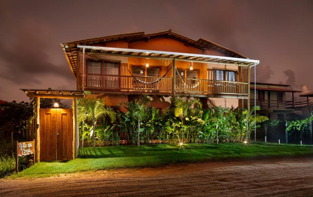 una casa con balcón frente a ella en Pousada Vila dos Corais - Taipu de Fora, en Maraú