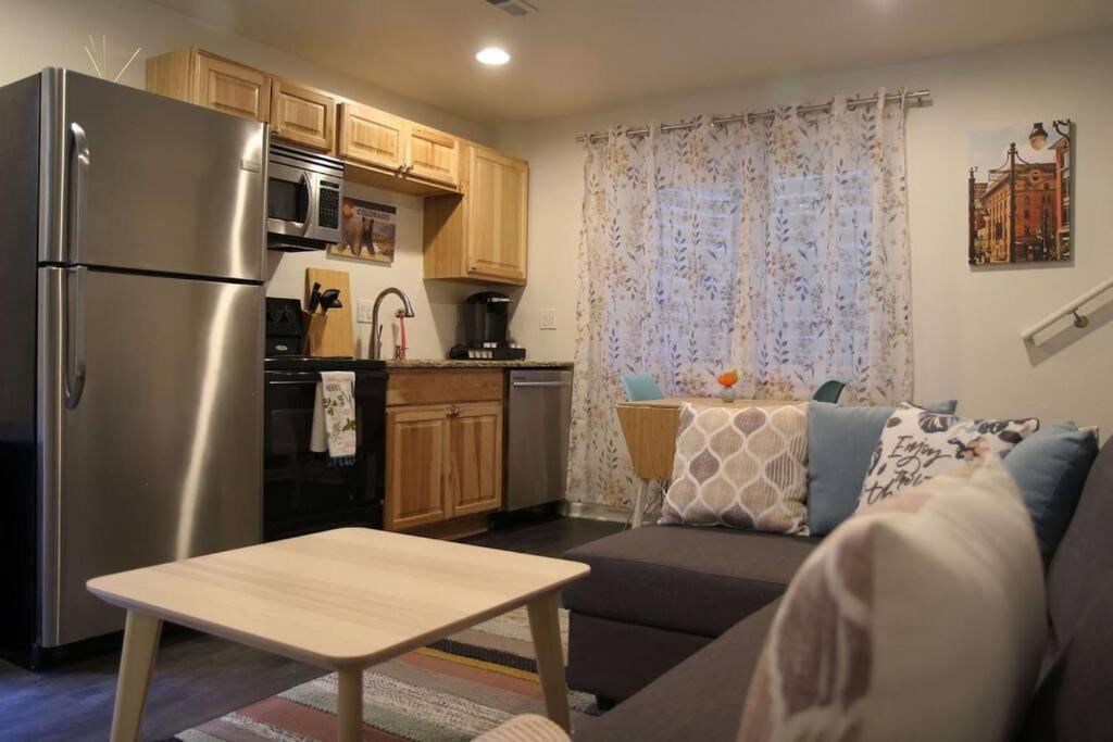 Ett kök eller pentry på Sunnyside Up Apartment