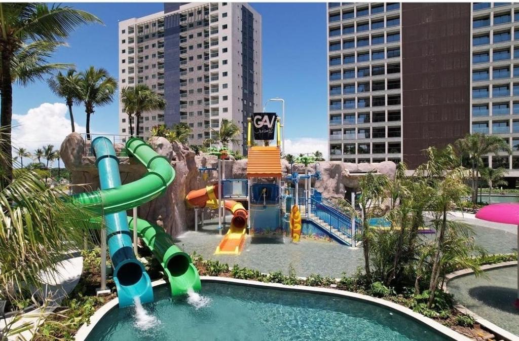 サリノポリスにあるSalinas Premium Resortの市のウォーターパークのウォータースライダー