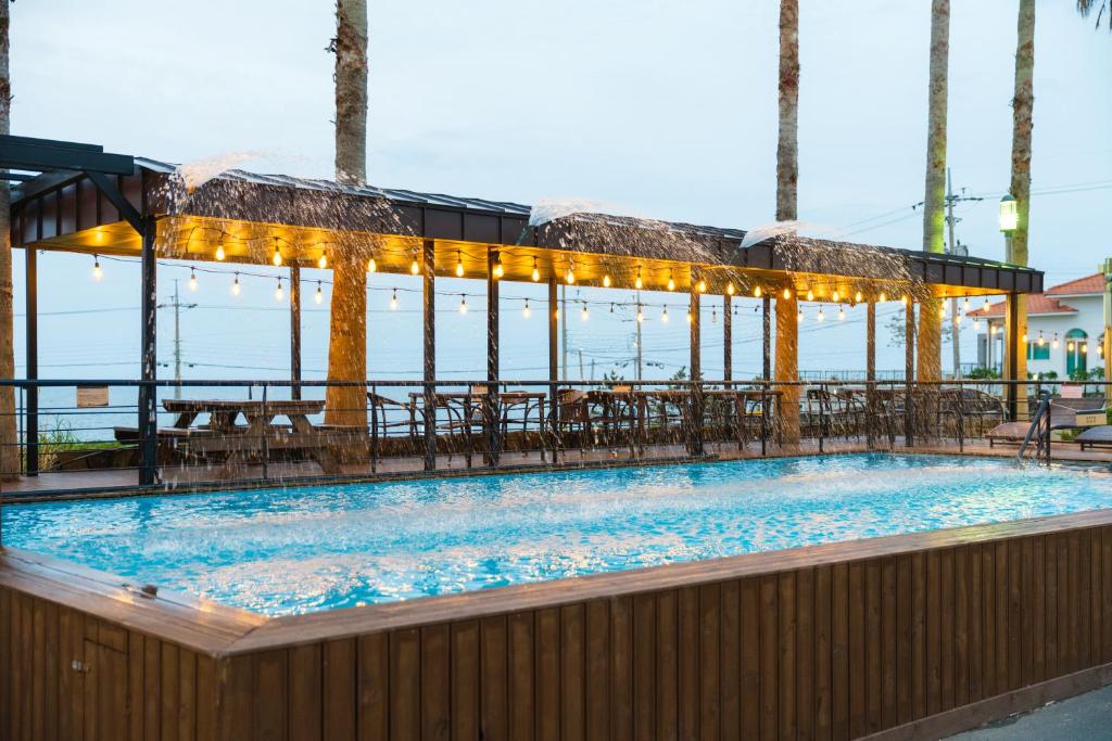 Bazén v ubytování Sea Cliff Hotel Jeju nebo v jeho okolí