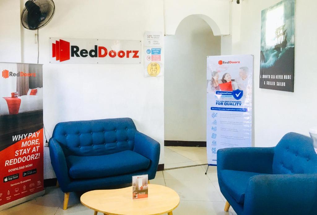 Posezení v ubytování RedDoorz @ El Cuarto SRP Talisay