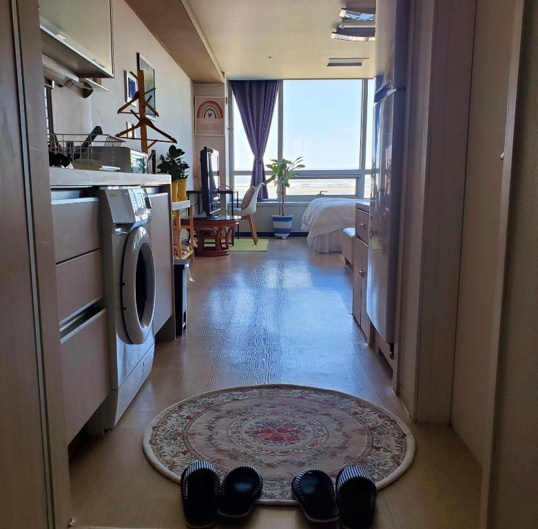 Zimmer mit einer Küche und einem Teppich auf dem Boden in der Unterkunft Cozy - Good Vibes Studio in Incheon