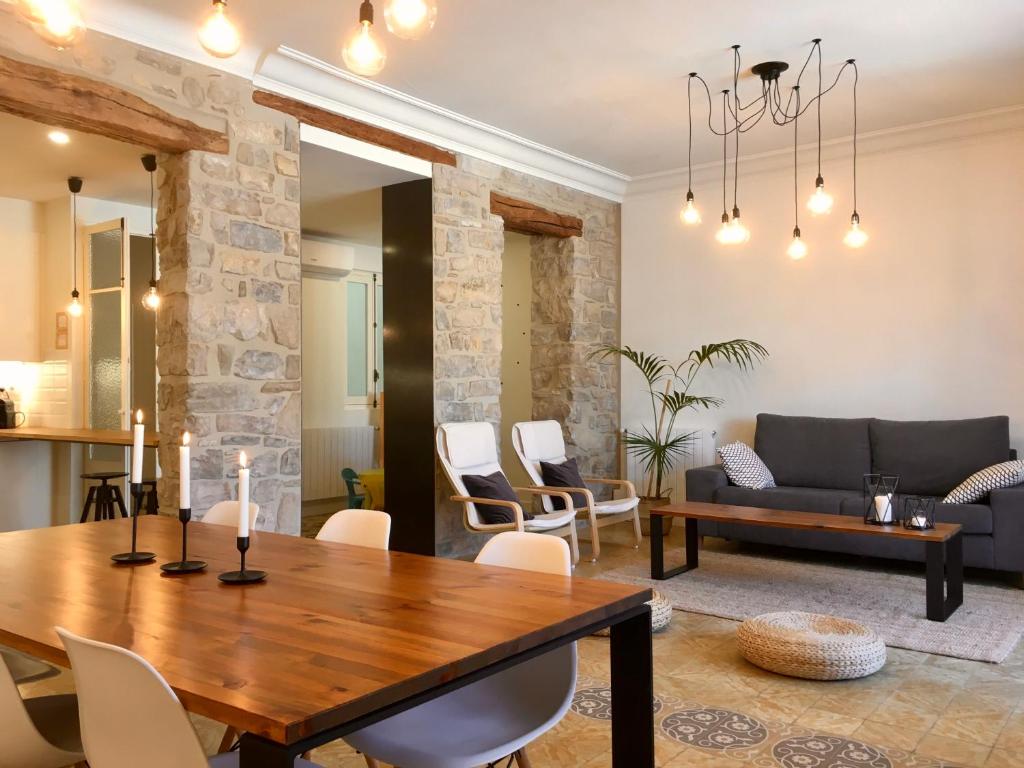 - un salon avec une table et des chaises en bois dans l'établissement L'ANTIGA, à Tárrega