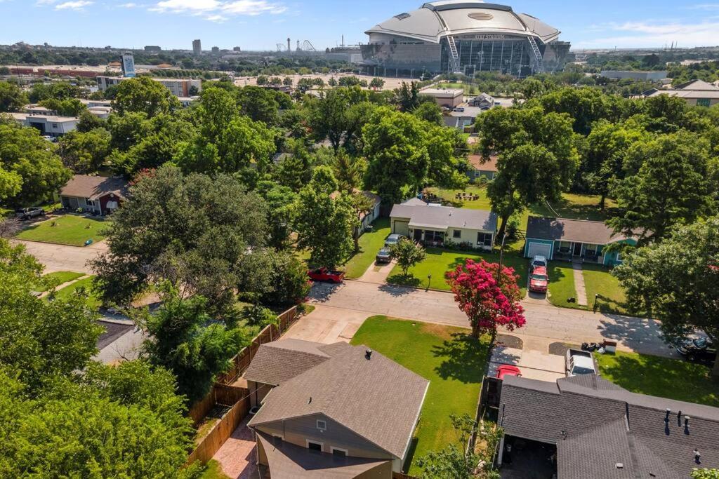 una vista aérea de un barrio con casas y árboles en Summer Deal! Texas Rangers Home near Globe Life - Cowboys, AT&T, en Arlington