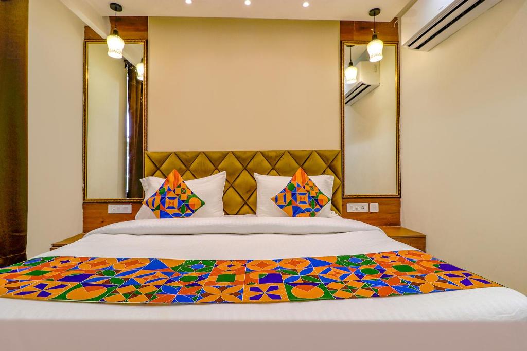 Postel nebo postele na pokoji v ubytování FabHotel F9 Pitampura
