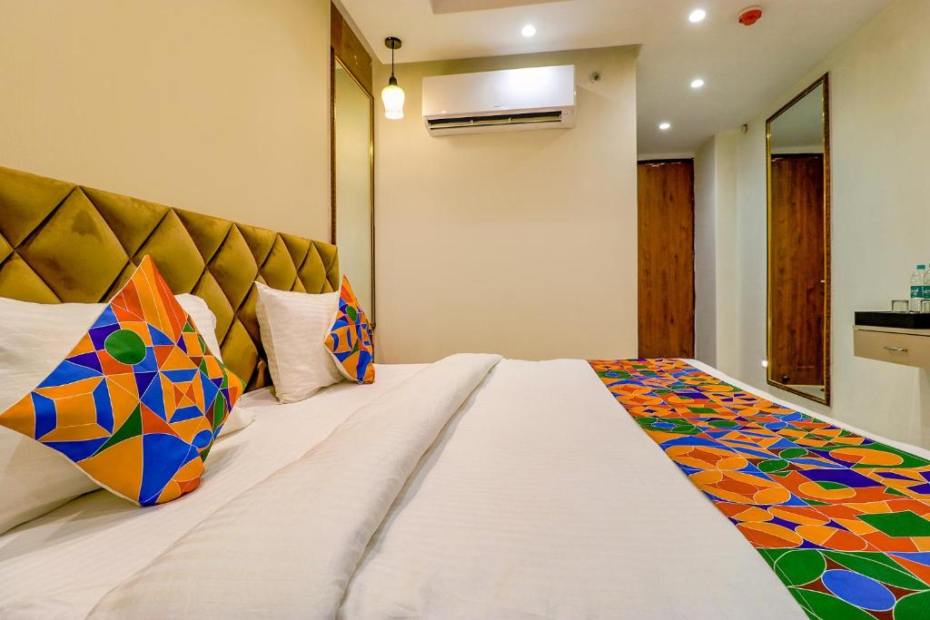 Postel nebo postele na pokoji v ubytování FabHotel F9 Pitampura