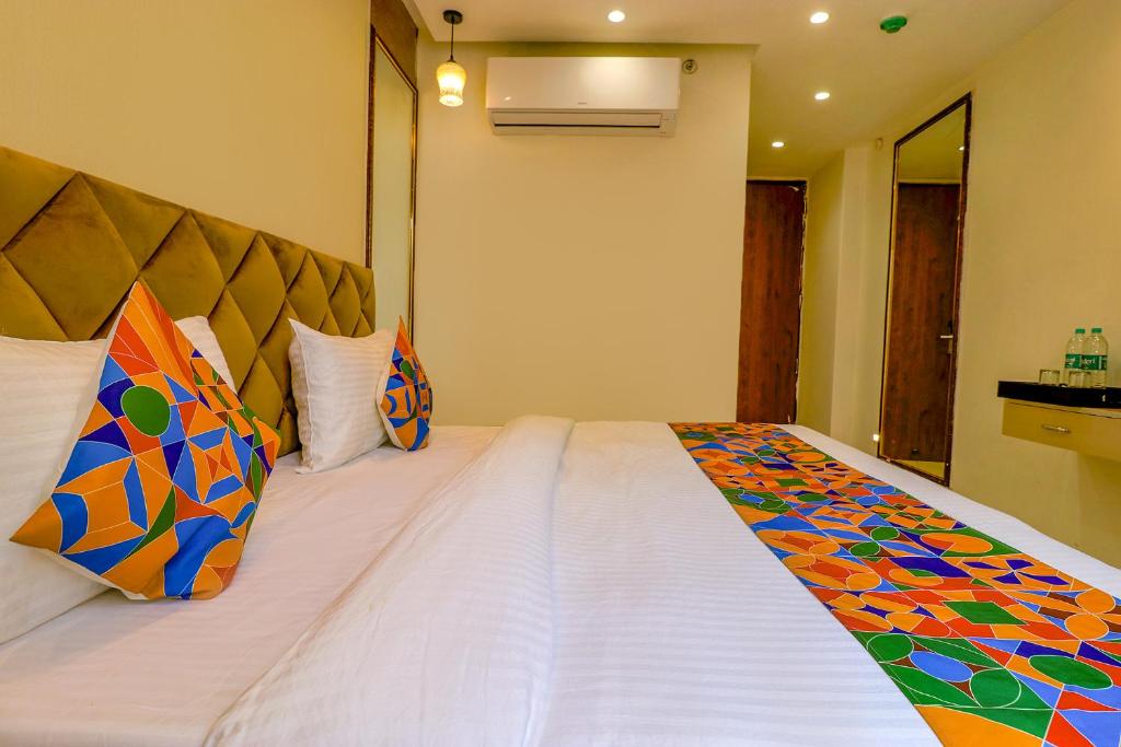 Postel nebo postele na pokoji v ubytování FabHotel F9 Pitampura