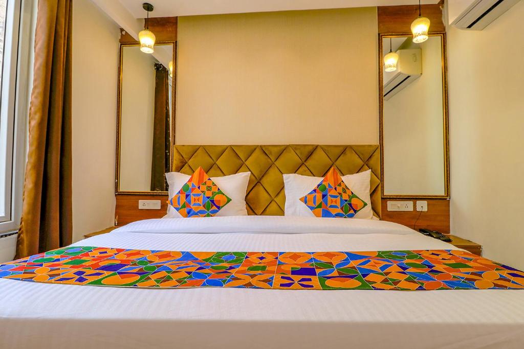 Postel nebo postele na pokoji v ubytování FabHotel F9 Pitampura