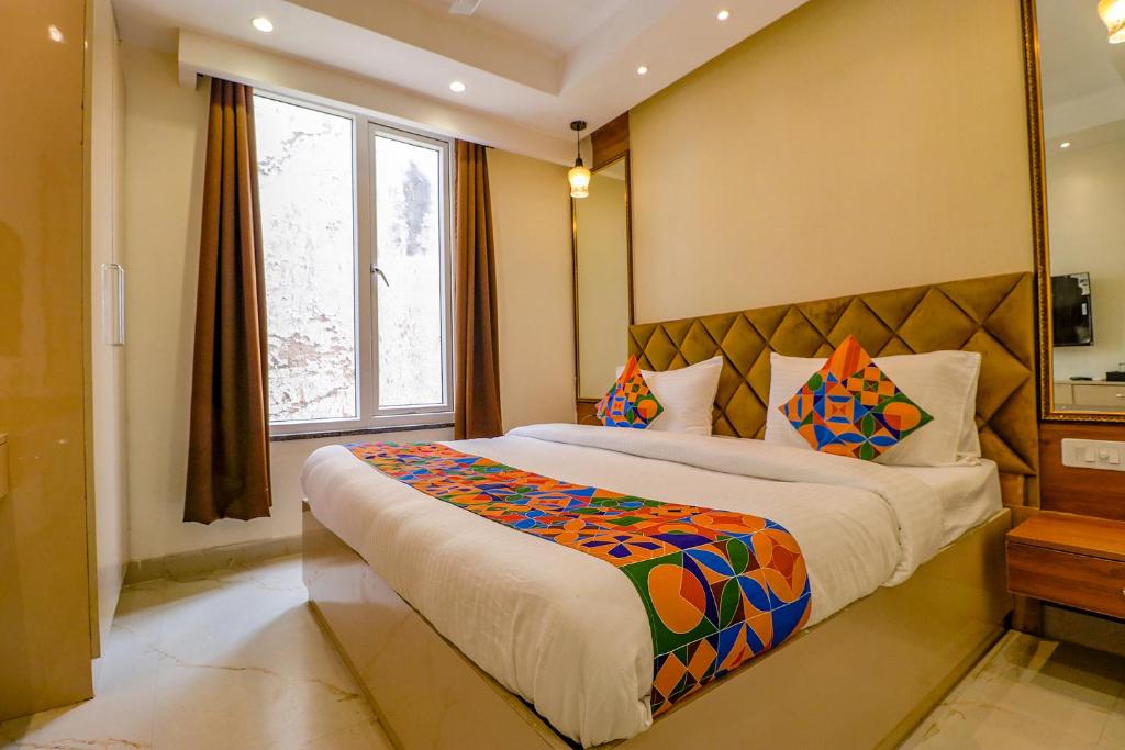 Postel nebo postele na pokoji v ubytování FabHotel F9 Pitampura