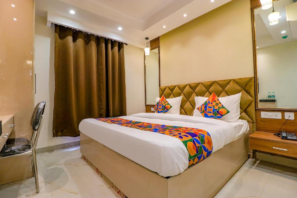 Postel nebo postele na pokoji v ubytování FabHotel F9 Pitampura
