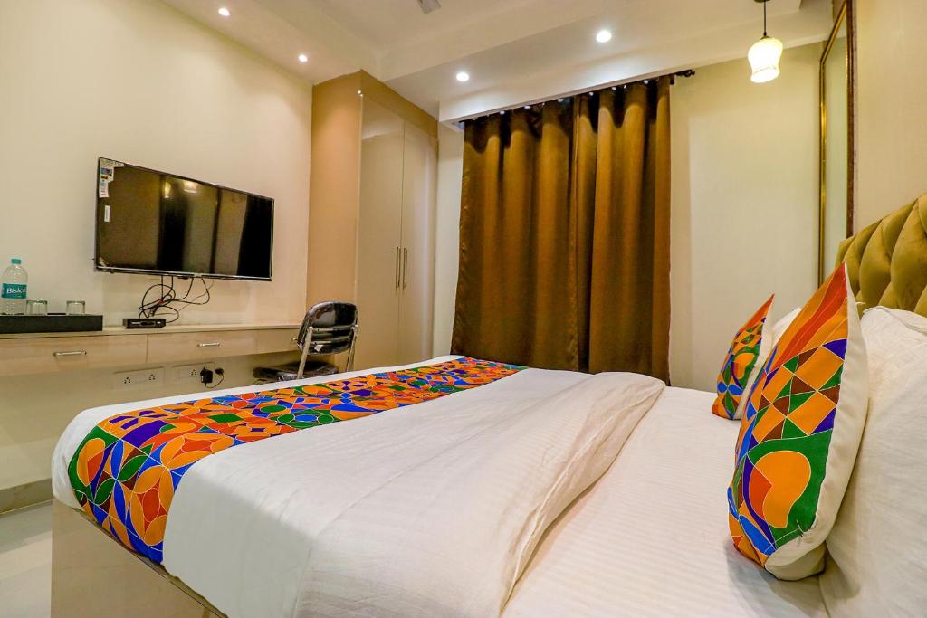 Postel nebo postele na pokoji v ubytování FabHotel F9 Pitampura